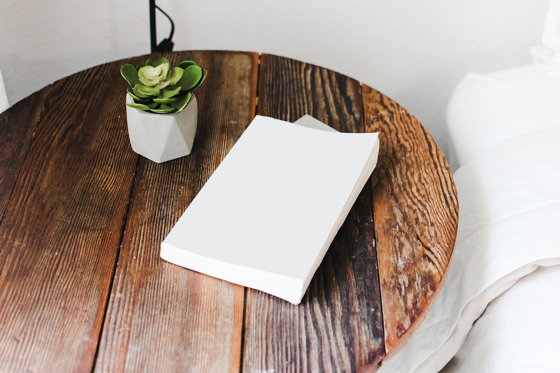 The Evolution and Functionality of Coffee Tables in Modern Office Deco