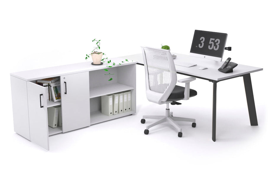 Environmental image of Switch Executive Setting With Uniform Spine - Black Frame [1800L x 700W]